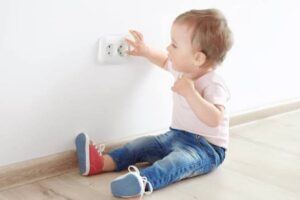 Cách giảm nguy cơ điện giật cho trẻ