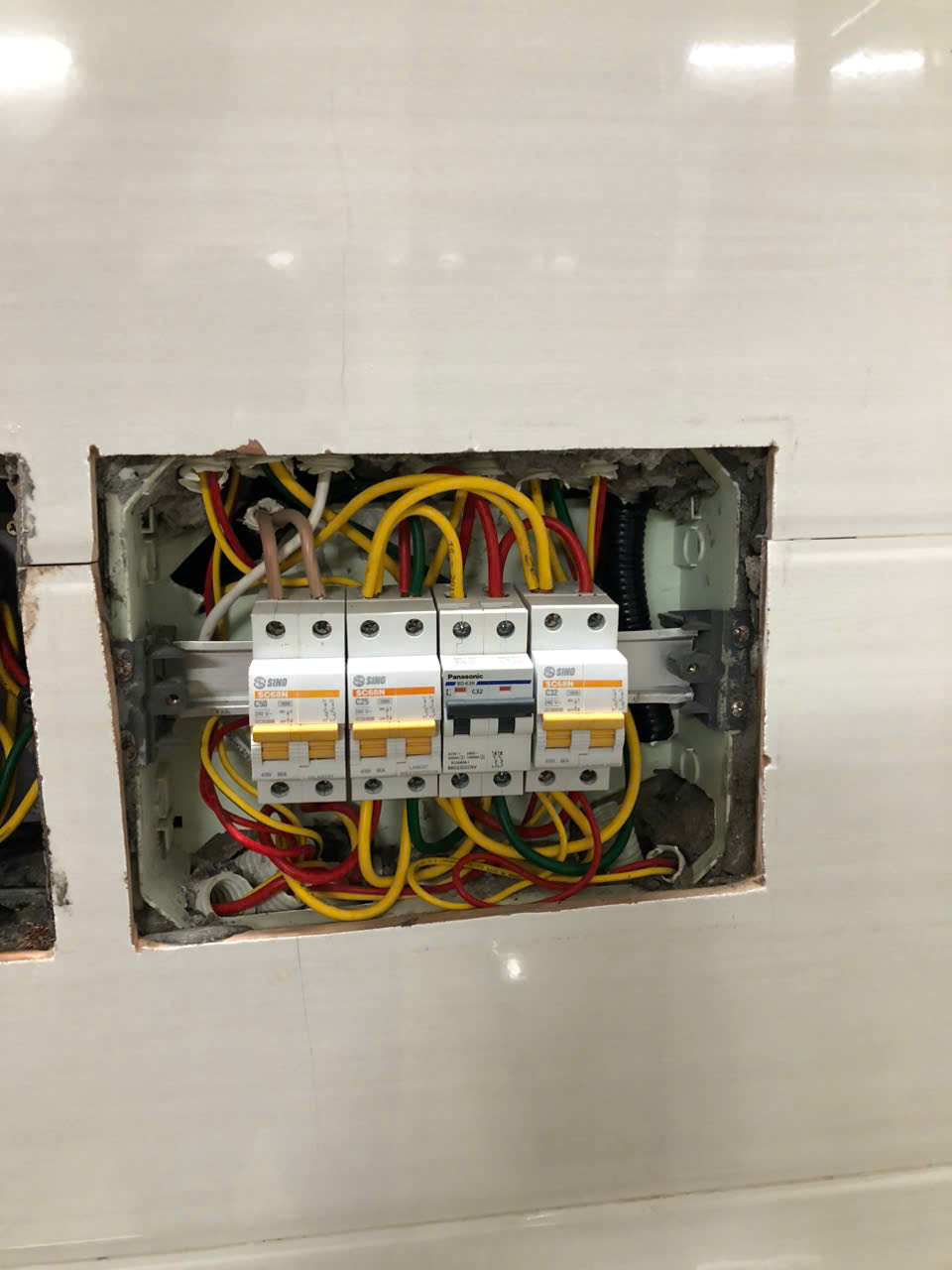 Điện mất rồi có lại đột ngột làm hỏng máy móc trong tủ điện