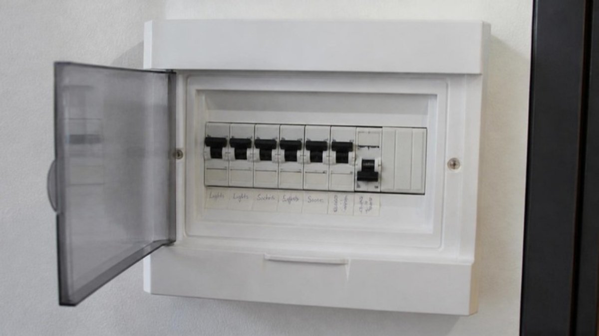Tủ điện gia đình với các aptomat, một aptomat nhánh đang ở vị trí ngắt