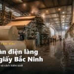Xưởng giấy làng nghề Bắc Ninh với cuộn giấy, máy xeo và tủ điện trên tường