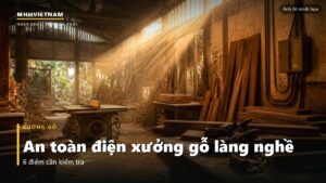Xưởng gỗ làng nghề với tủ điện trên tường và bụi gỗ trong nắng