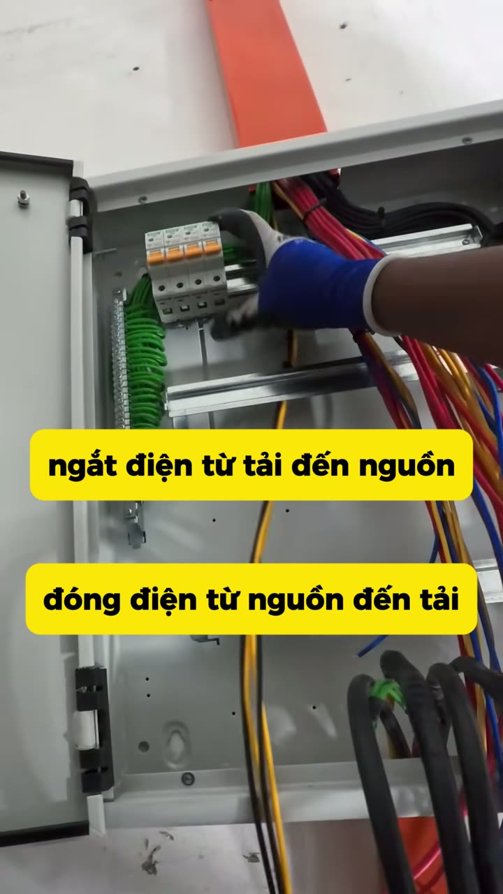 Thao tác aptomat trong tủ điện theo đúng thứ tự, người thao tác đeo găng bảo hộ