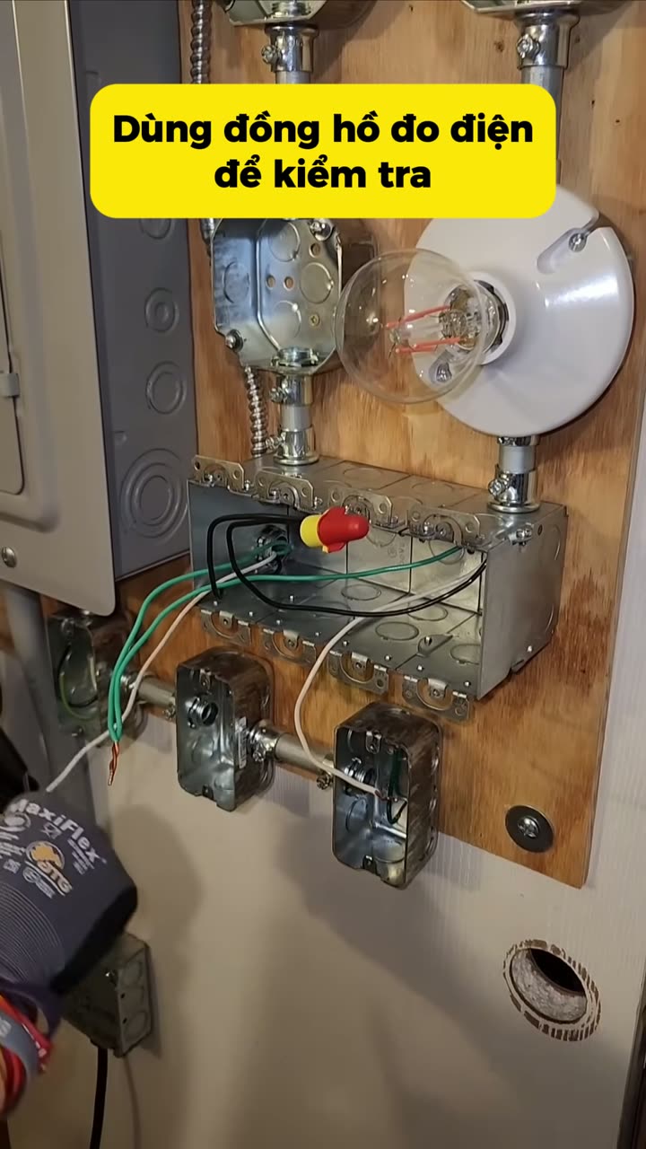 Đo điện áp tại hộp công tơ bằng đồng hồ vạn năng, người thao tác đeo găng bảo hộ