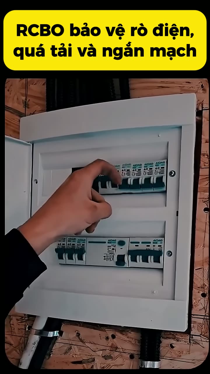 Tủ điện dân dụng với các thiết bị RCBO bảo vệ rò điện, quá tải và ngắn mạch