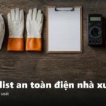 Bộ dụng cụ kiểm tra an toàn điện bày trên bàn gỗ