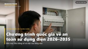 Thợ điện kiểm tra tủ điện gia đình và ghi vào bảng kiểm
