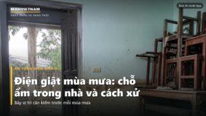 Tầng một sau khi nước rút, vệt bùn trên tường và ổ cắm ngay phía trên vệt nước