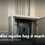 Tủ điện tổng mở cánh ở chiếu nghỉ cầu thang nhà nhiều tầng