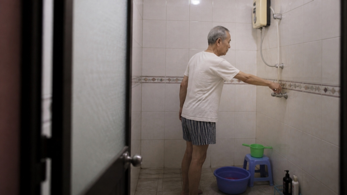Người cao tuổi dùng nhà tắm có bình nóng lạnh treo tường