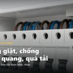 Hàng aptomat trắng trên thanh ray trong tủ điện