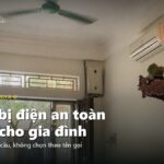 Phòng khách nhà Việt với tủ điện nhỏ gắn cao cạnh cửa ra vào