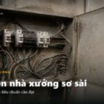 Tủ điện nhà xưởng sơ sài, dây nối tạm và bụi phủ