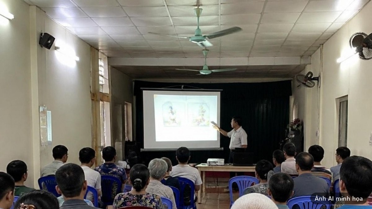 Buổi tuyên truyền an toàn điện tại nhà văn hoá khu dân cư, người dân ngồi nghe hướng dẫn